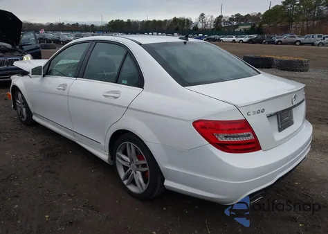 2013 Mercedes-Benz C 300 Sport 4Matic z USA, uszkodzony, nr VIN WDDGF8AB1DG088748